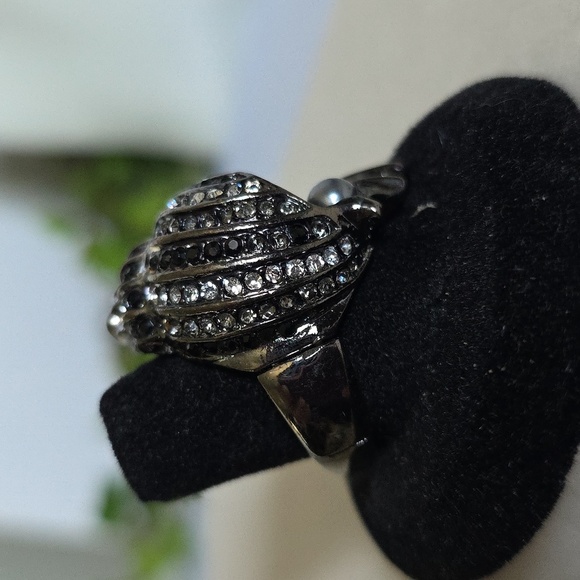 Statement Gunmetal Silver Seashell Stretch Ring with Pearl and Rhinestones - Picture 4 of 9